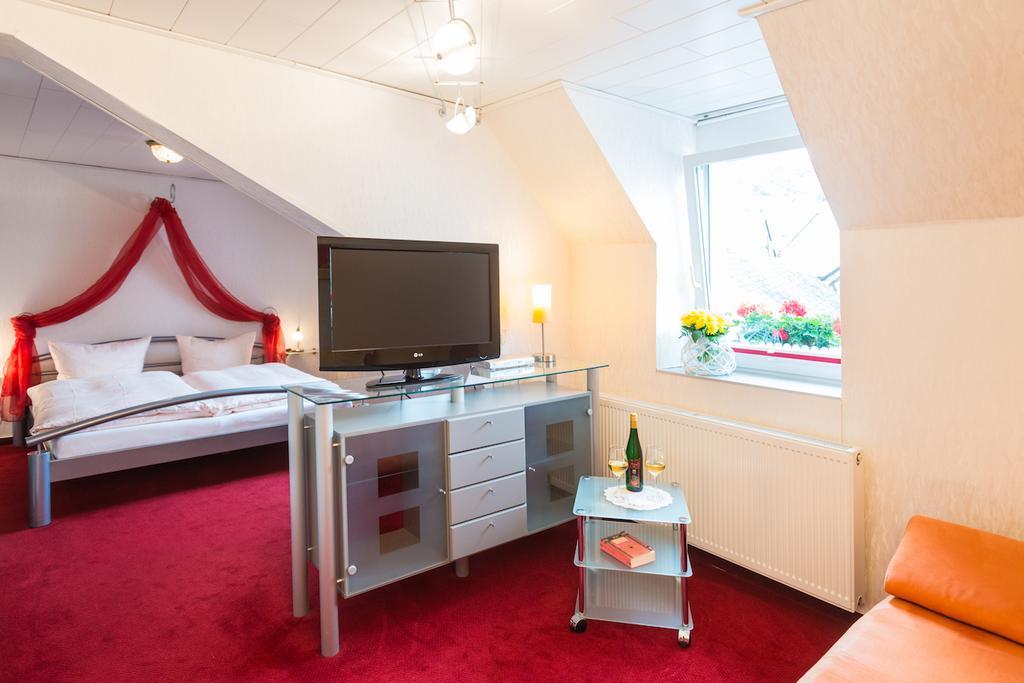 Moselromantik-Hotel Zum Loewen เอดิเกอร์-เอลเลอร์ ภายนอก รูปภาพ