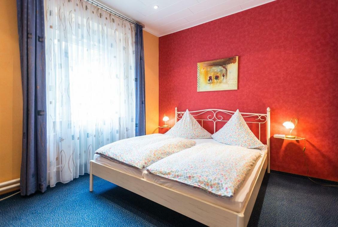 Moselromantik-Hotel Zum Loewen เอดิเกอร์-เอลเลอร์ ภายนอก รูปภาพ